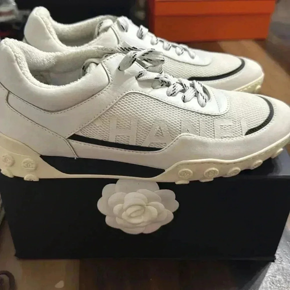 Chanel
2019 Interlocking CC Logo Sneakers
Calfskin Mesh Lycra W Sneakers White - Picture 3 of 6